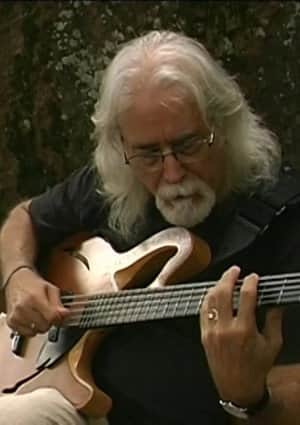 El bajo aguitarrado de Carles Benavent
