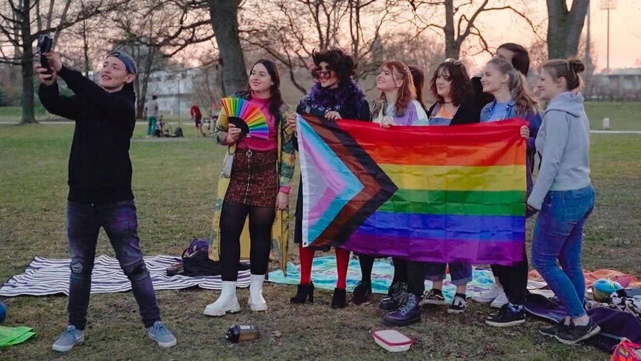 Jeder Tag ein Kampf? Queere Menschen in Deutschland backdrop
