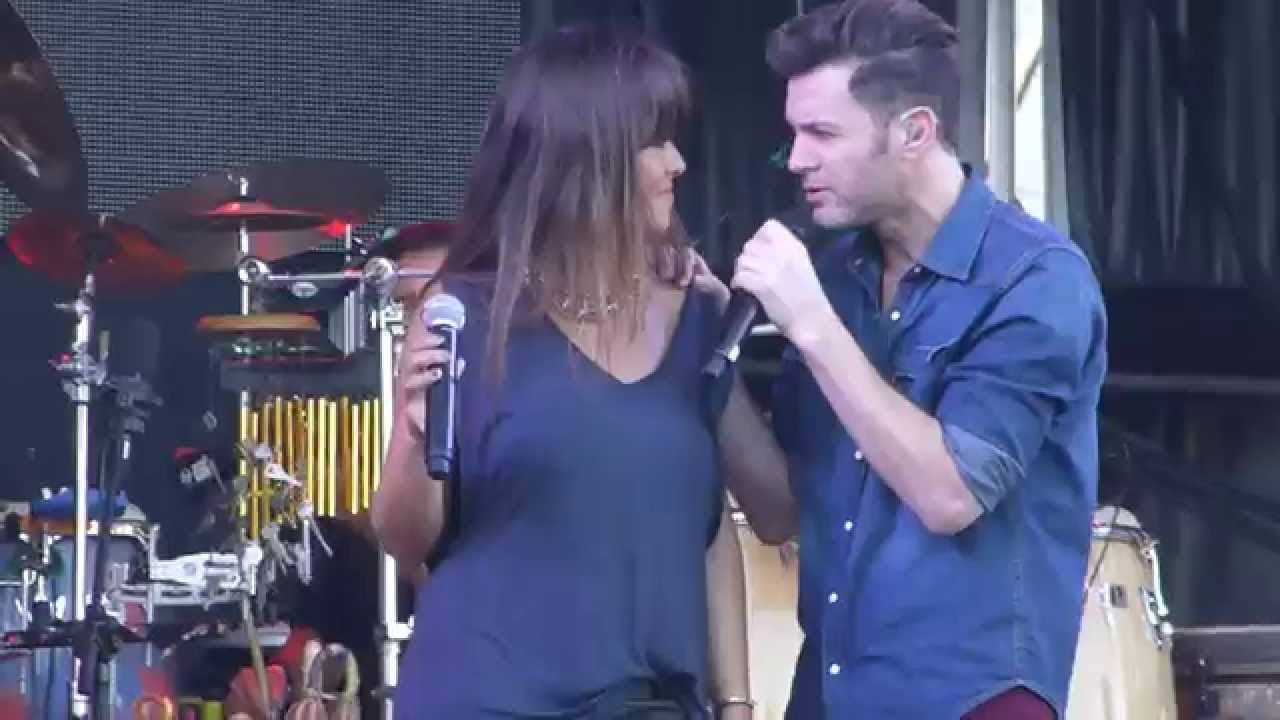 Vanesa Martin Y Axel backdrop