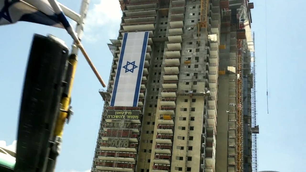A Manifesto for the Un-communal backdrop