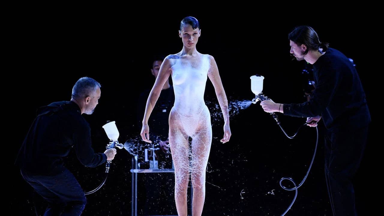 Coperni : le couple qui révolutionne la mode backdrop