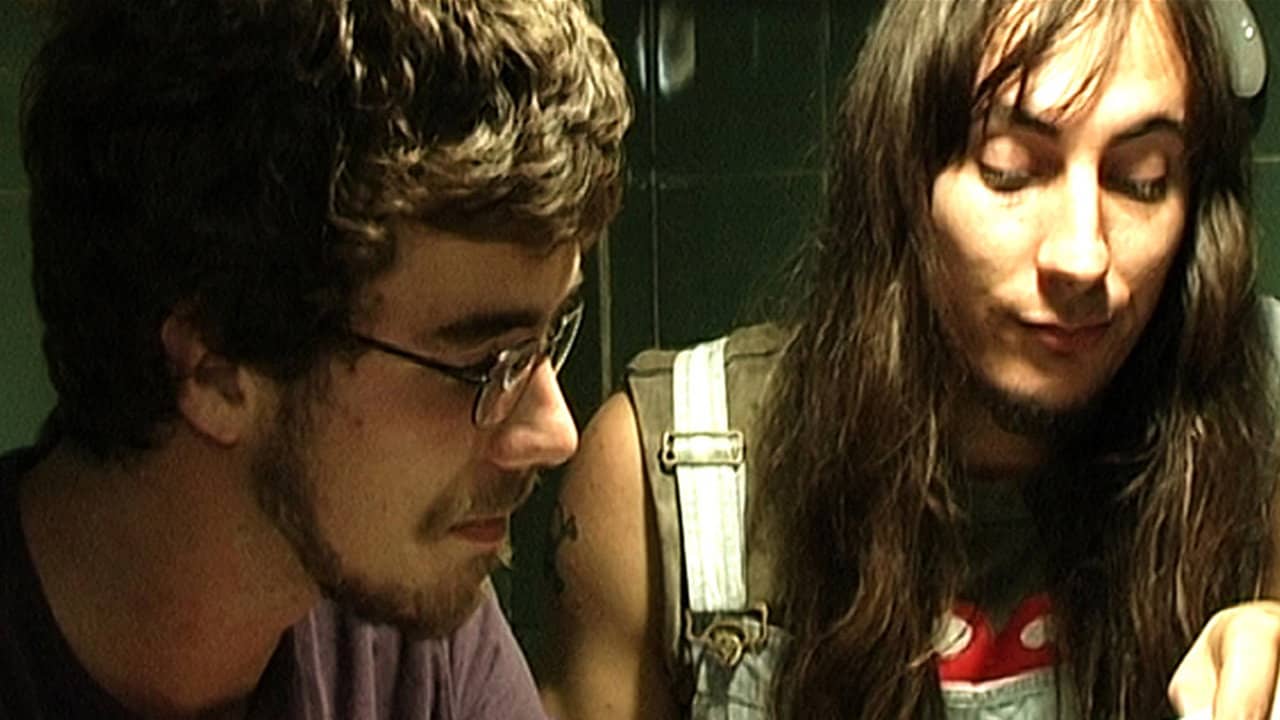 María y Juan (no se conocen y simpatizan) backdrop