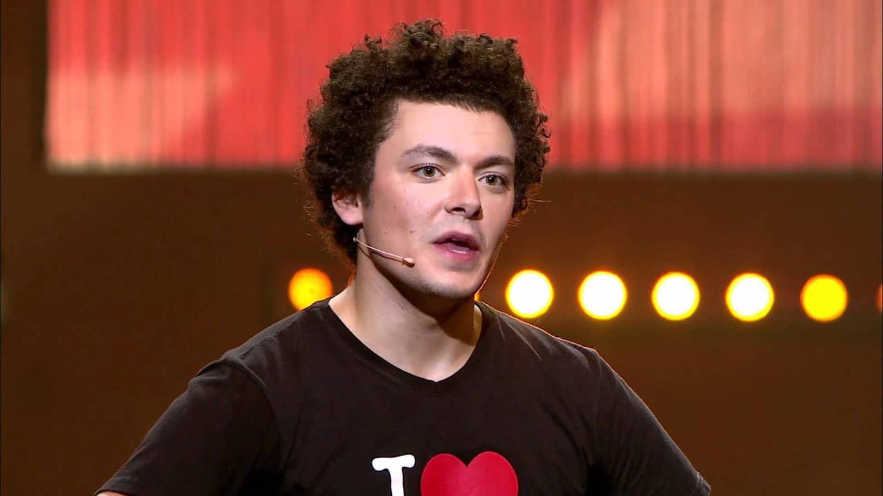 Kev Adams - The Young Man Show backdrop