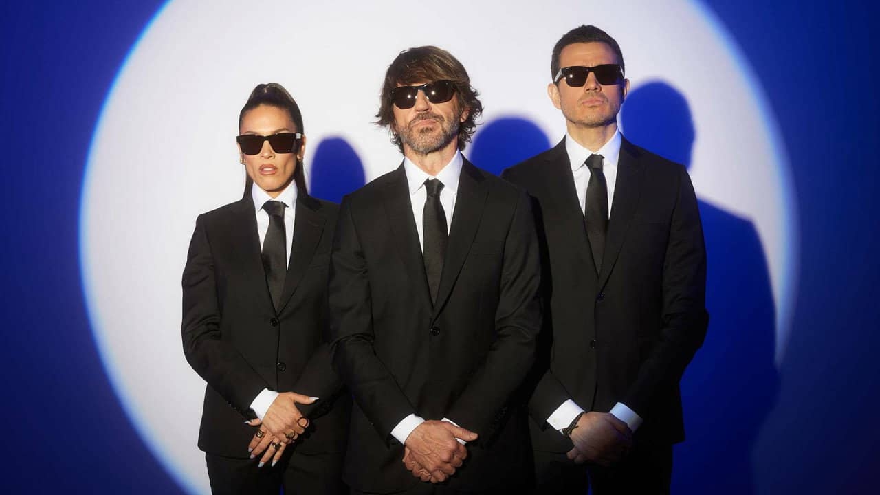Caiga Quien Caiga backdrop