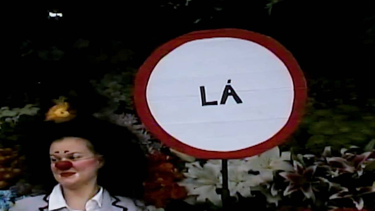 She is from LÁ backdrop