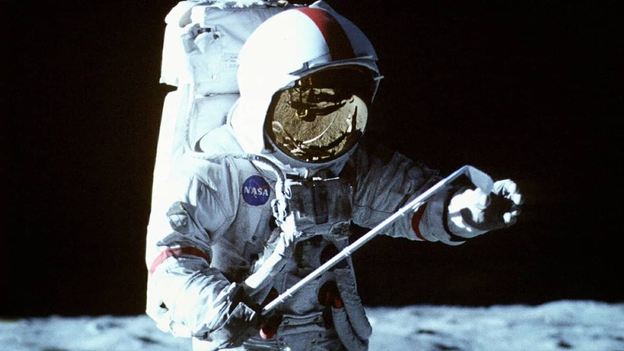 From the Earth to the Moon backdrop