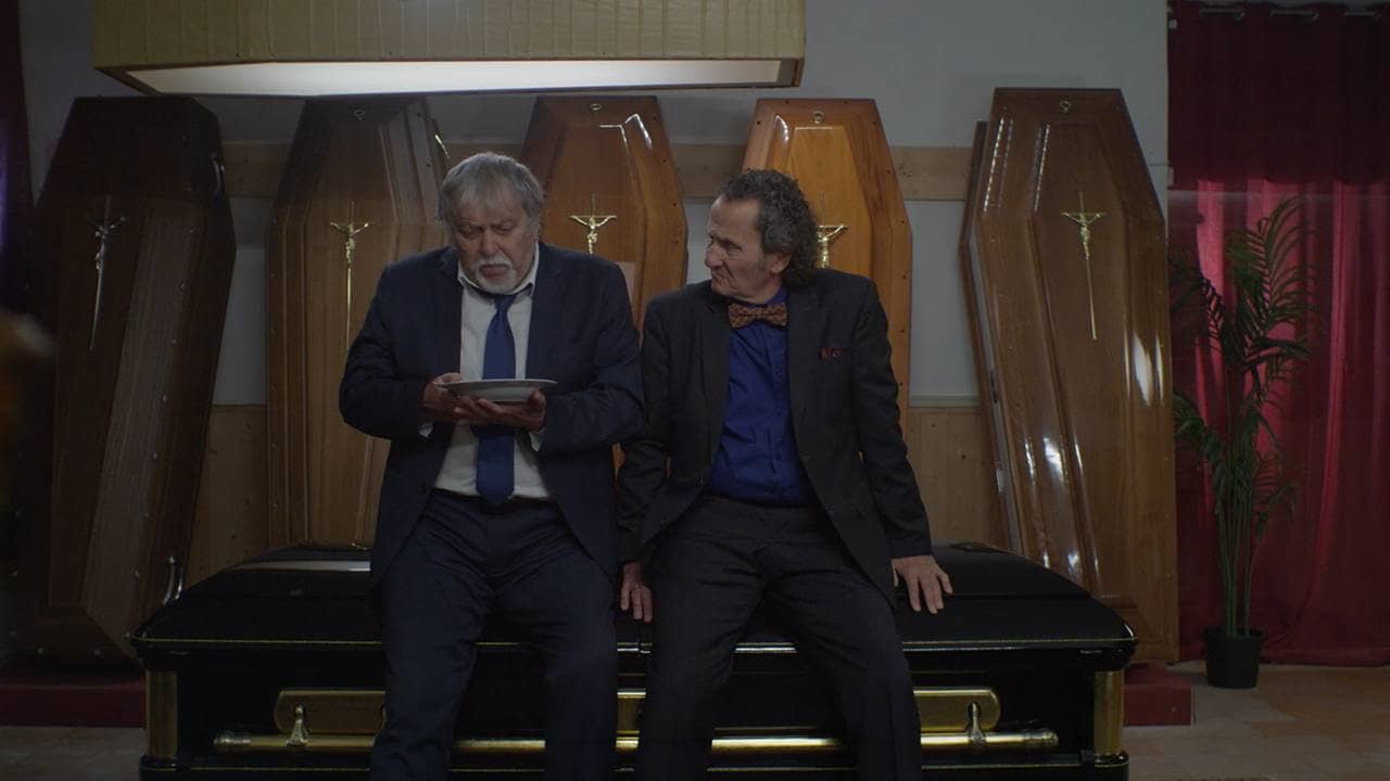 Due famiglie, un funerale backdrop