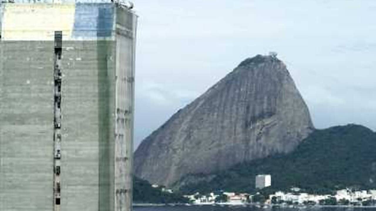 Crônica da Demolição backdrop