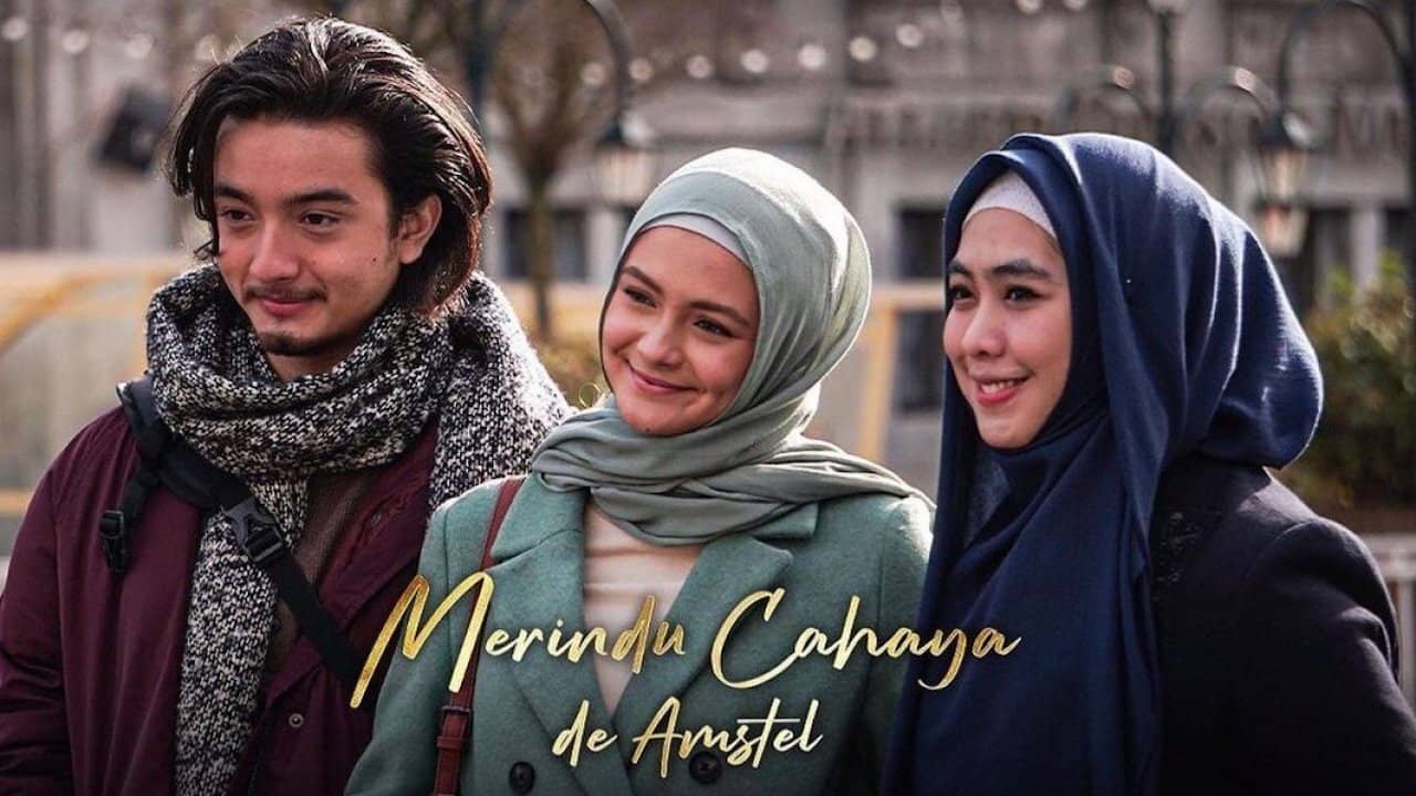Merindu Cahaya De Amstel backdrop