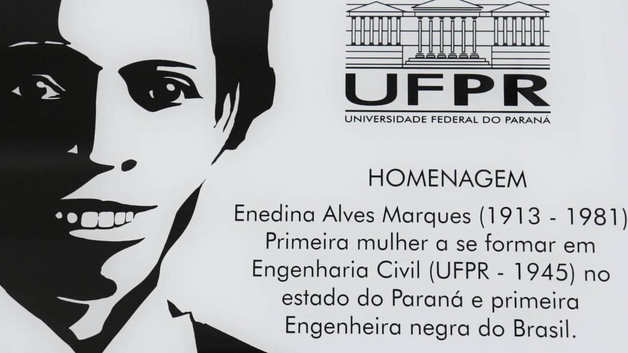 Além de Tudo, Ela backdrop