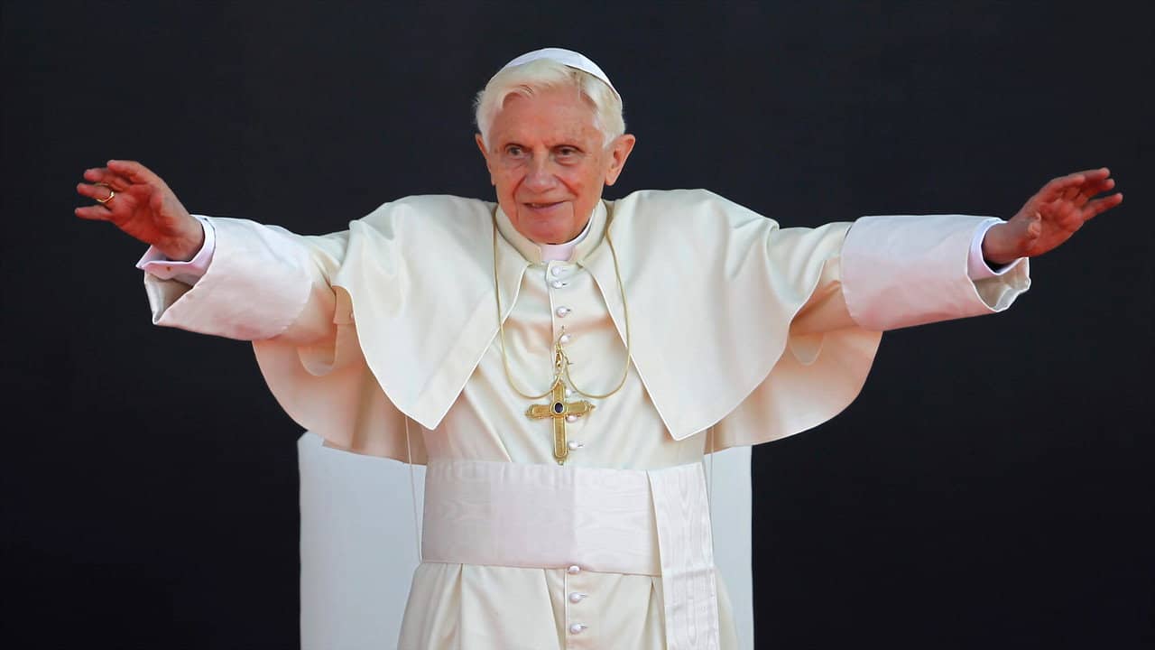 Benedicto XVI: el Papa Emérito backdrop