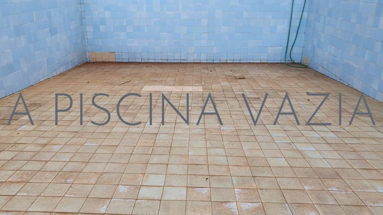 A piscina vazia backdrop