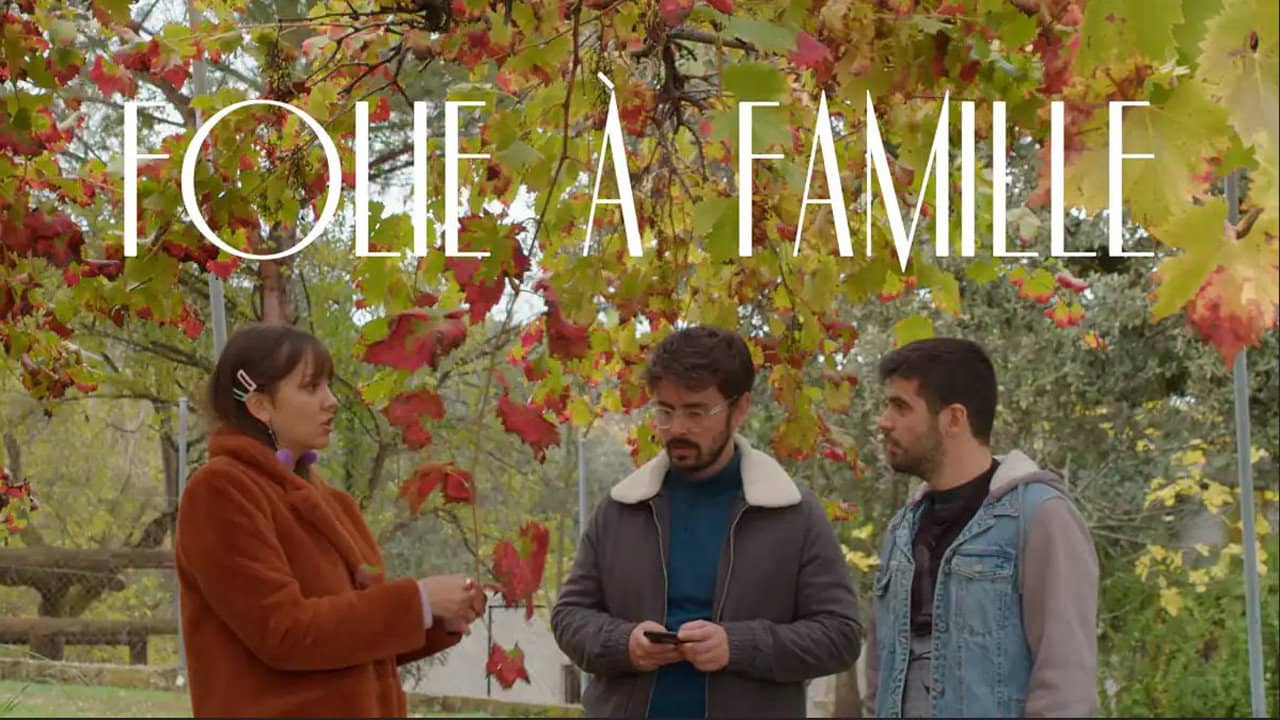 Folie à Famille backdrop