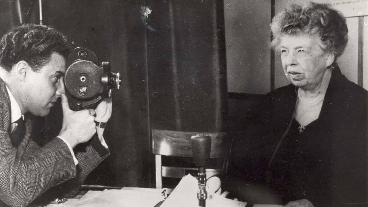 Ciné-Journal au féminin (de la ménagère à la soldate) backdrop