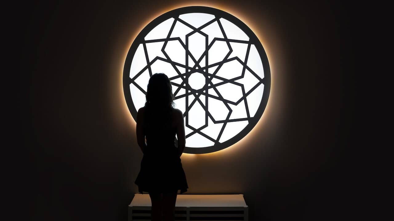 Love Is Blind, Habibi backdrop