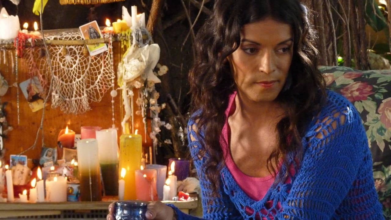 Mía backdrop