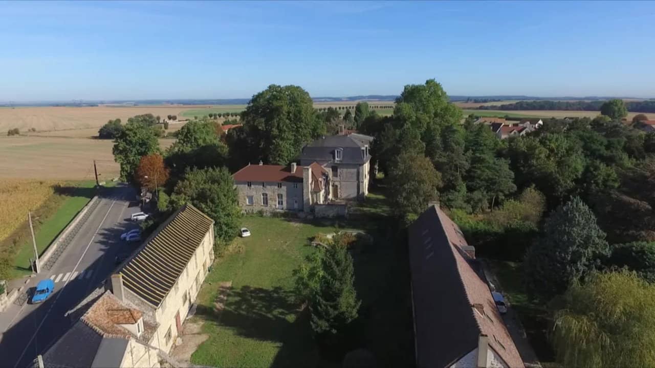 Le château d'Hérouville, une folie rock française backdrop