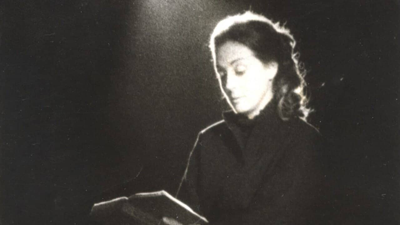 Praises of Holy Week (According to Matthew's Gospel) - Elli Lampeti reads backdrop