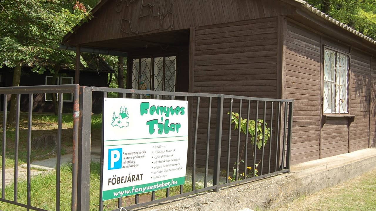 A tábor backdrop
