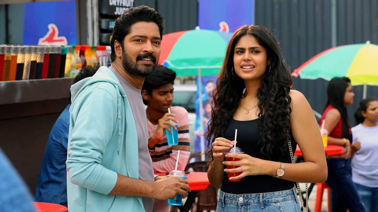 Aa Okkati Adakku backdrop