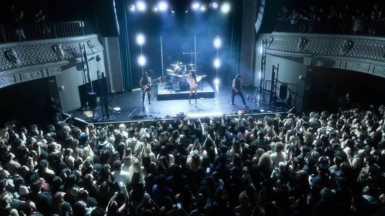 Maggie Lindemann: I FEEL EVERYTHING TOUR backdrop