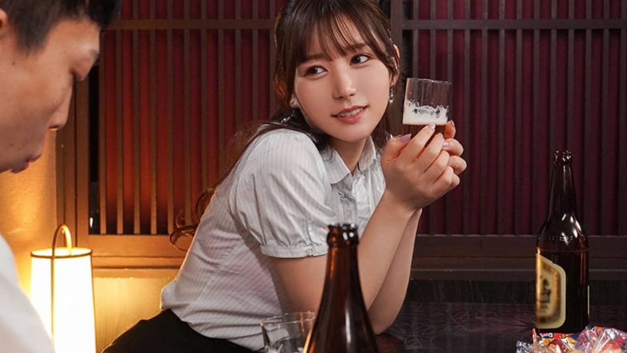 出張先で僕をダメにするキス魔な後輩女子と涎ダラダラ相部屋NTR 呼吸を奪われ接吻スパイダー騎乗位で唾液まみれ溺れイキ 五日市芽依 MIAB-071 backdrop