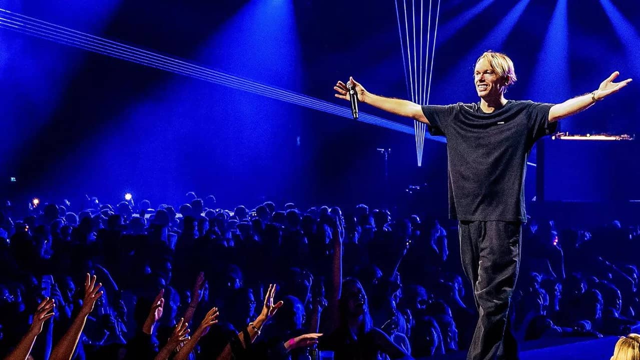 Regi in het Sportpaleis: The Return backdrop
