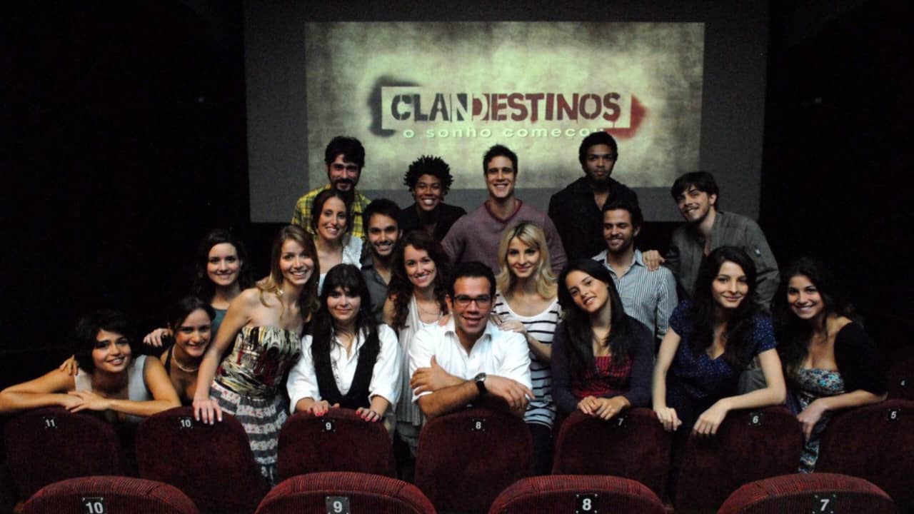 Clandestinos: O Sonho Começou backdrop