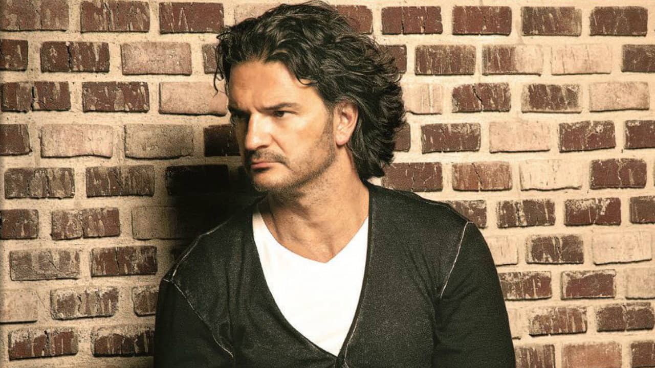 Ricardo Arjona: Metamorfosis backdrop