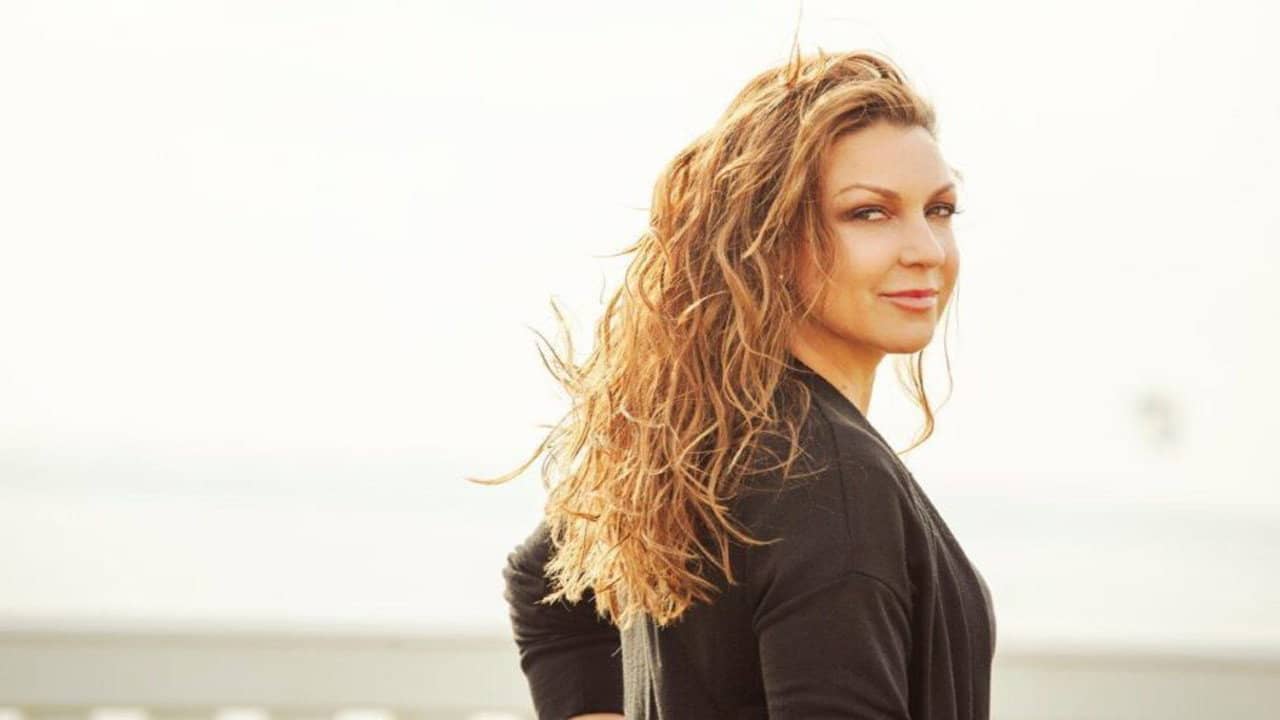 Niña Pastori: Every Cloud Has A Silver Lining backdrop