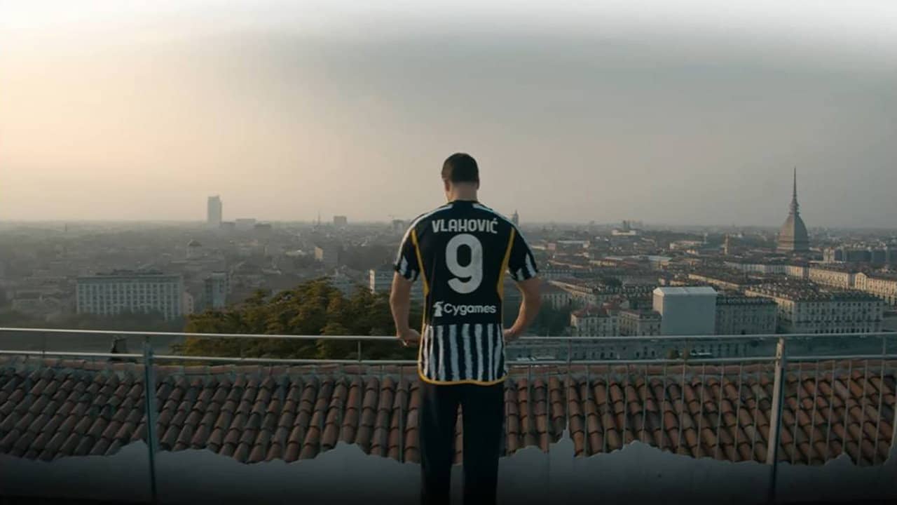 Dusan Vlahovic e la passione juventina a Torino backdrop