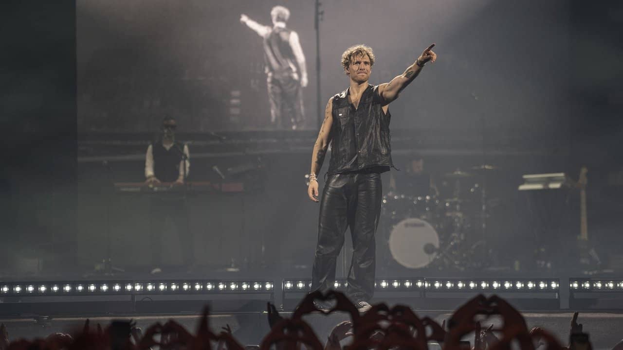 Christopher - A Beautiful Live Tour backdrop