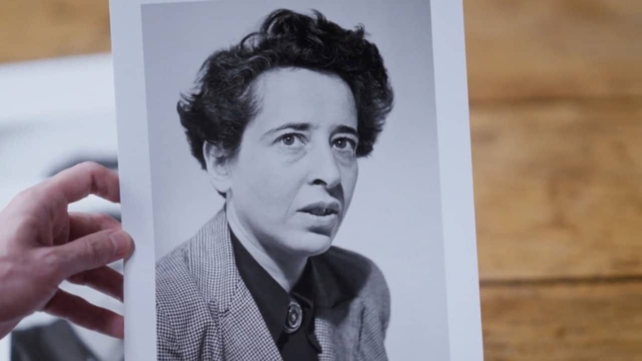 Hannah Arendt: Eine Jüdin im Pariser Exil backdrop