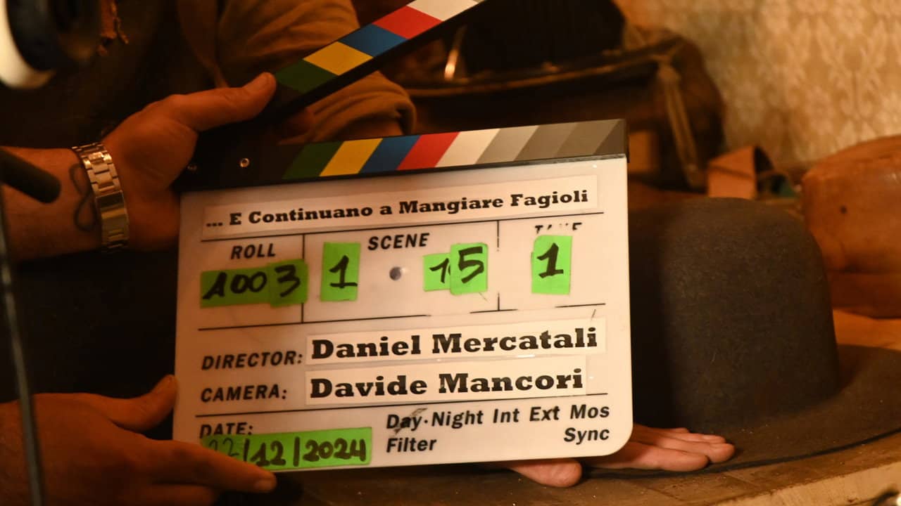 ...E Continuano a mangiare Fagioli backdrop