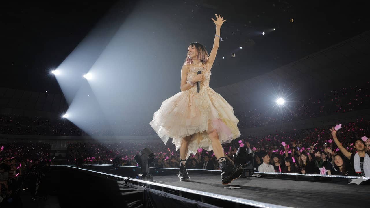 LiVE is Smile Always -NEVER ENDiNG GLORY- at YOKOHAMA ARENA [the Moon] backdrop