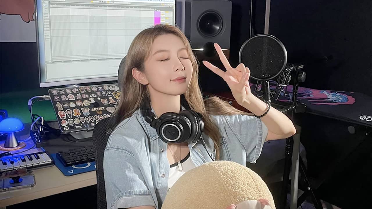 Dami's Chat Room backdrop
