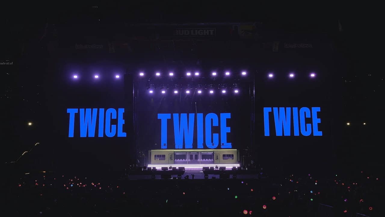 TWICE：Lollapalooza Chicago 2025 backdrop
