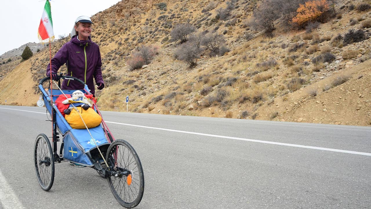 Alone through Iran: 1144 miles of trust backdrop