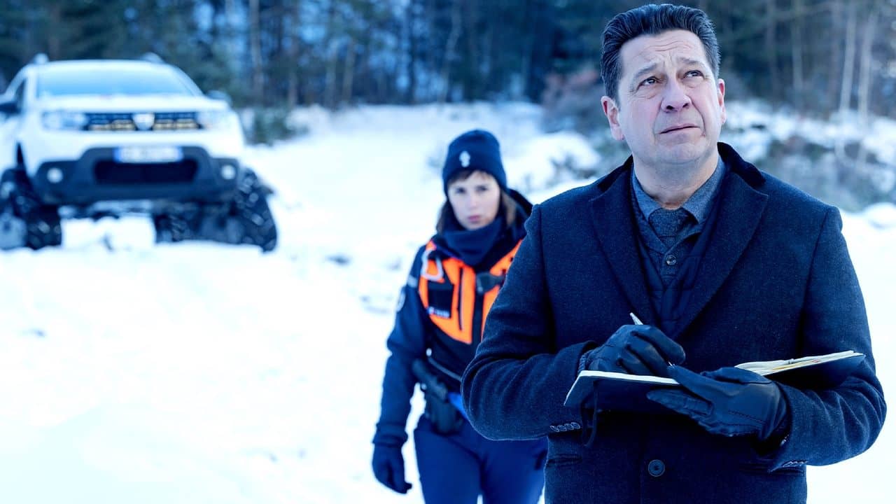 Noir comme neige : Morts au Sommet backdrop