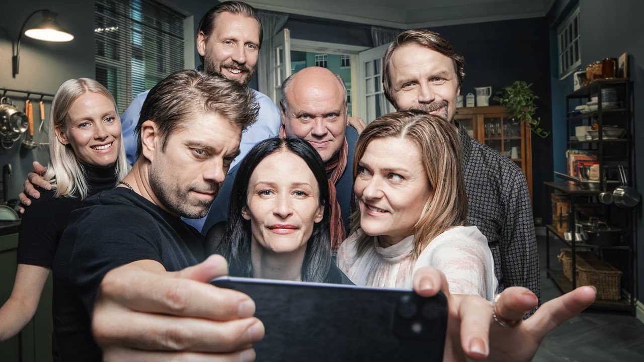 Täydelliset vieraat backdrop