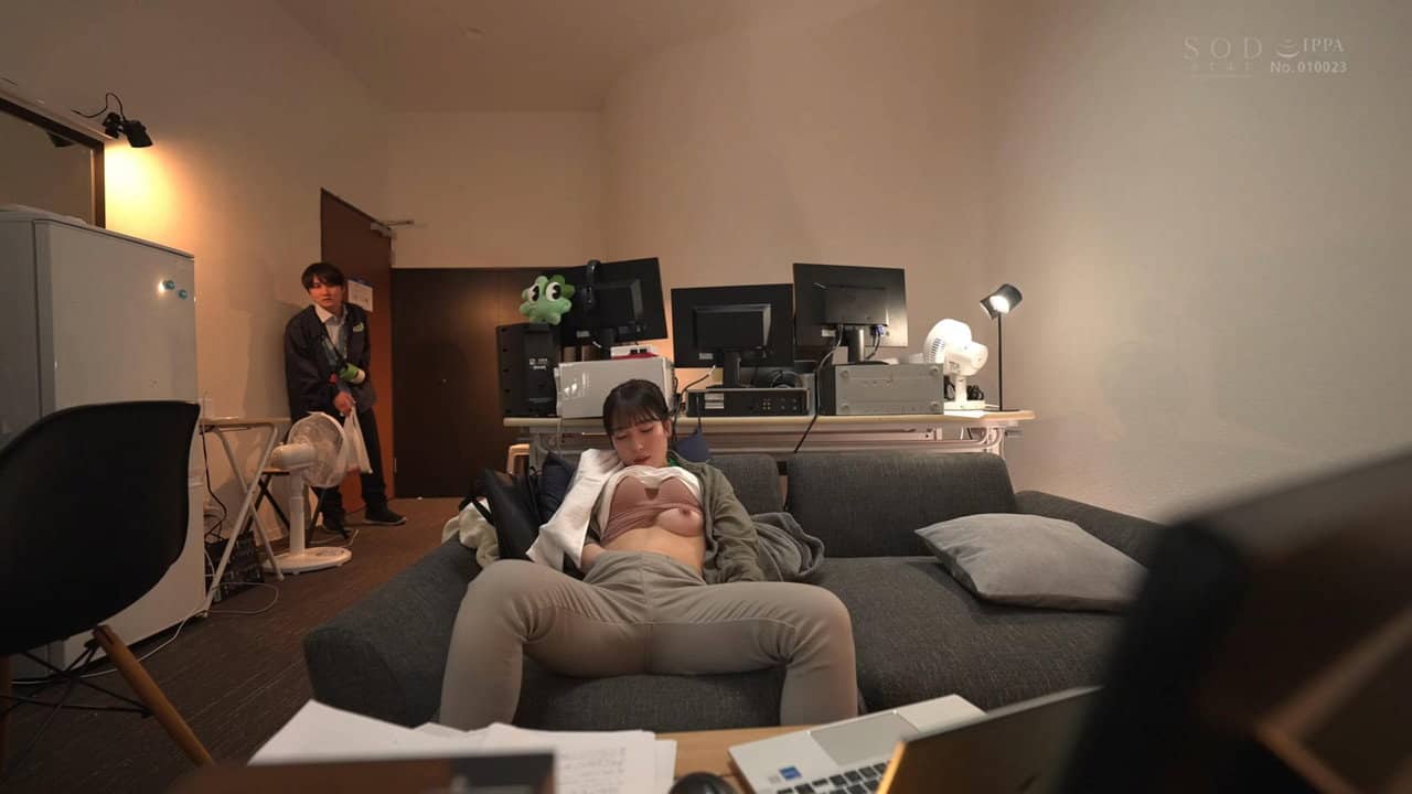 Working in a demanding newsroom, I accidentally stimulated a sexually frustrated beautiful director. Her eros switch turned on, and she seduced me repeatedly. Yotsuha Kominato. backdrop