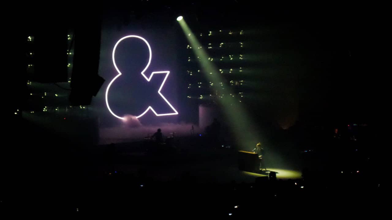 Julien Doré - & Tour backdrop