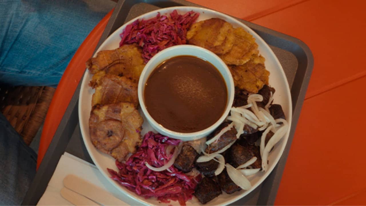 Mikelande: L'exil, la mémoire et le griot backdrop