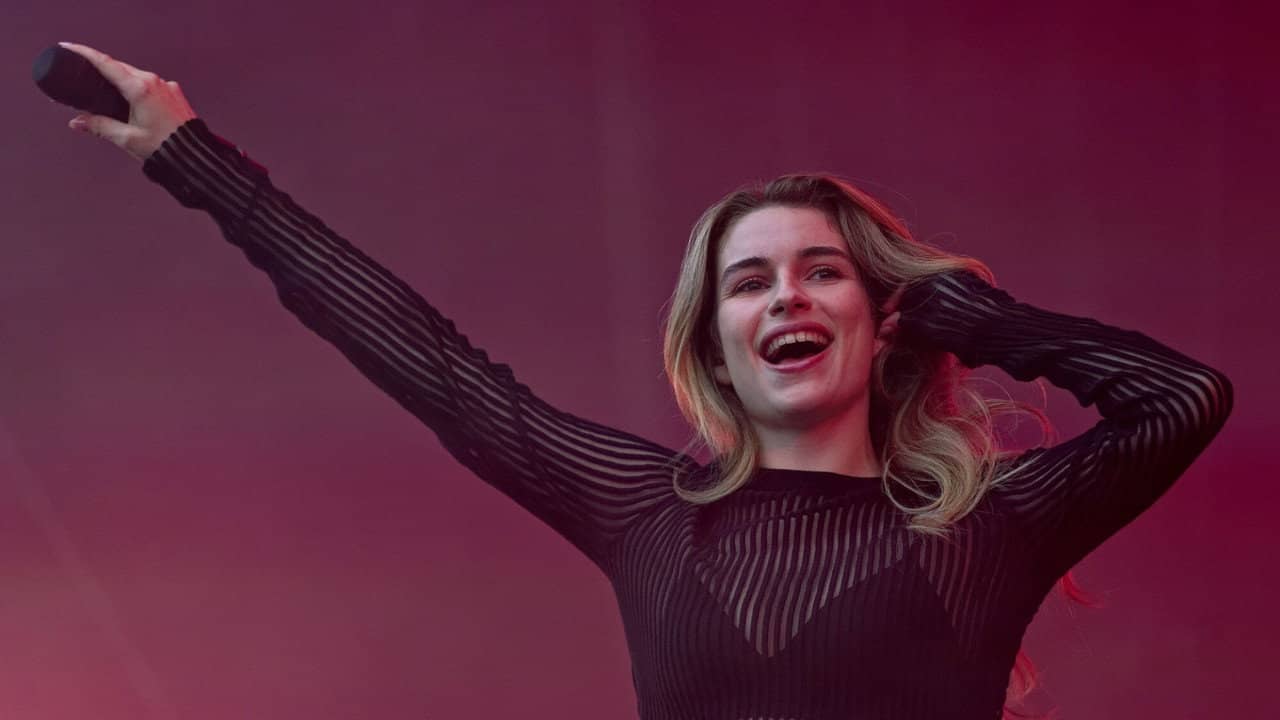 Adèle Castillon en concert aux Vieilles Charrues 2025 backdrop