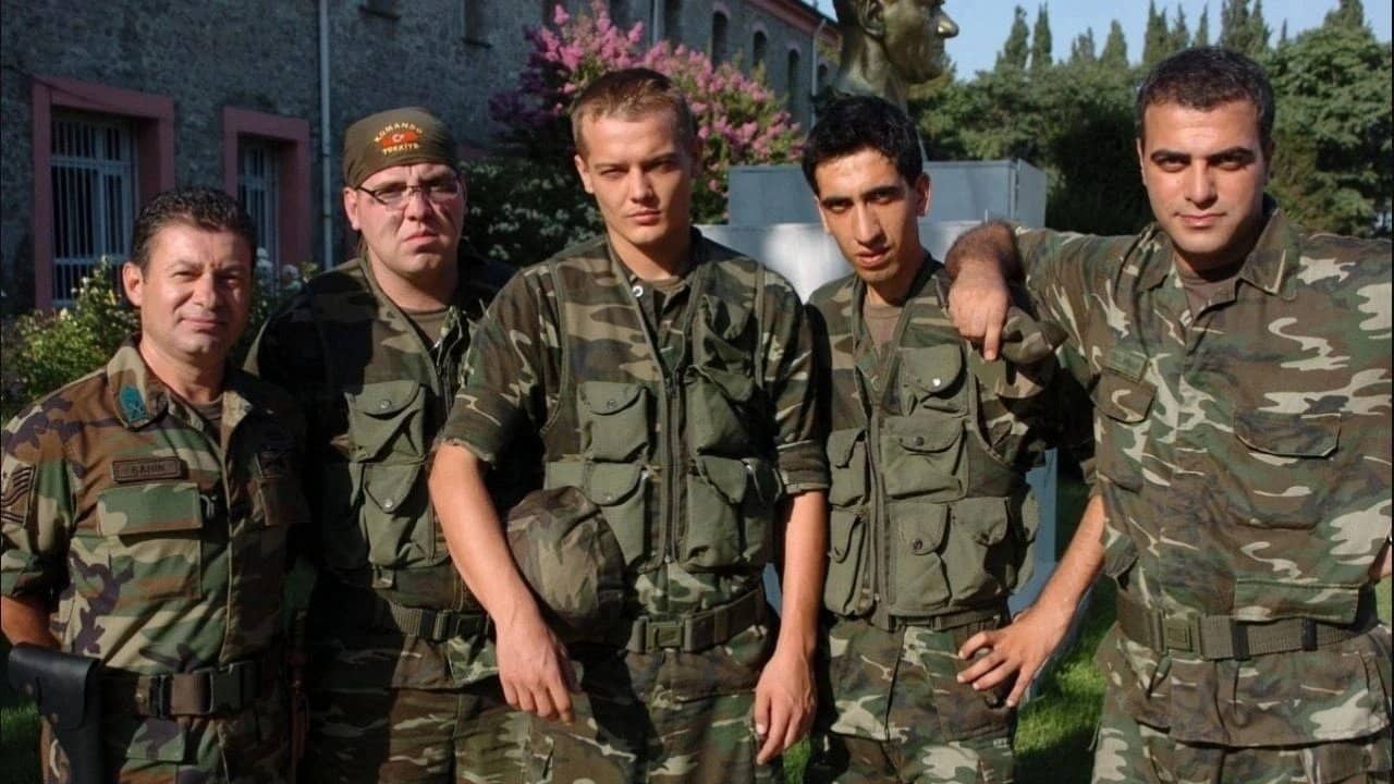 Emret Komutanım backdrop
