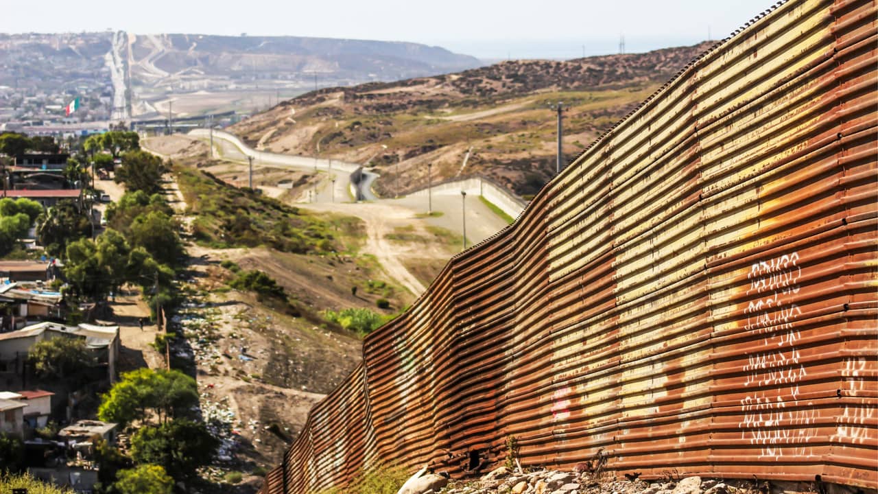 Ser Fronterizo: Crónicas de las Asimetrías Globales backdrop