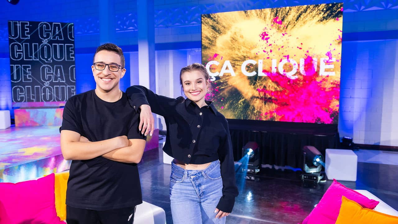 Ça clique backdrop