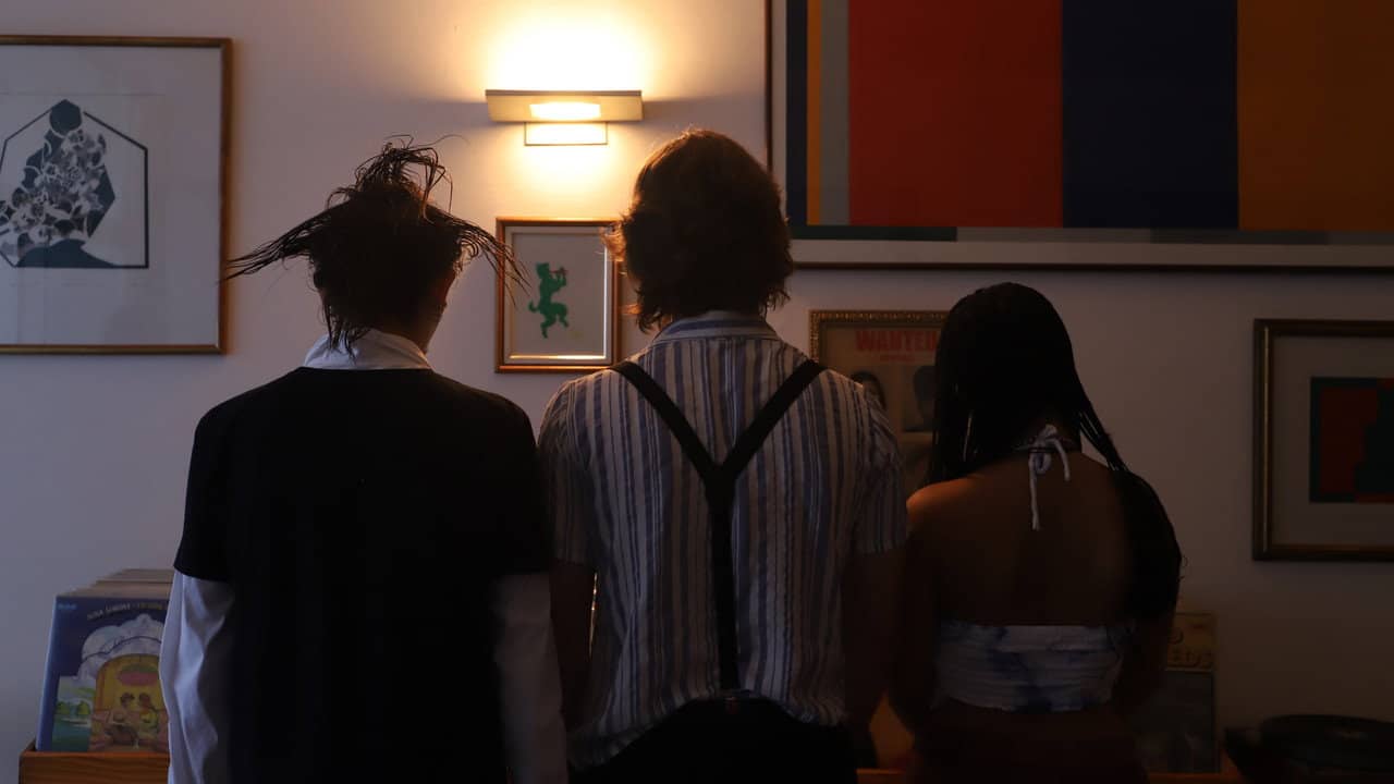 A Opressão backdrop