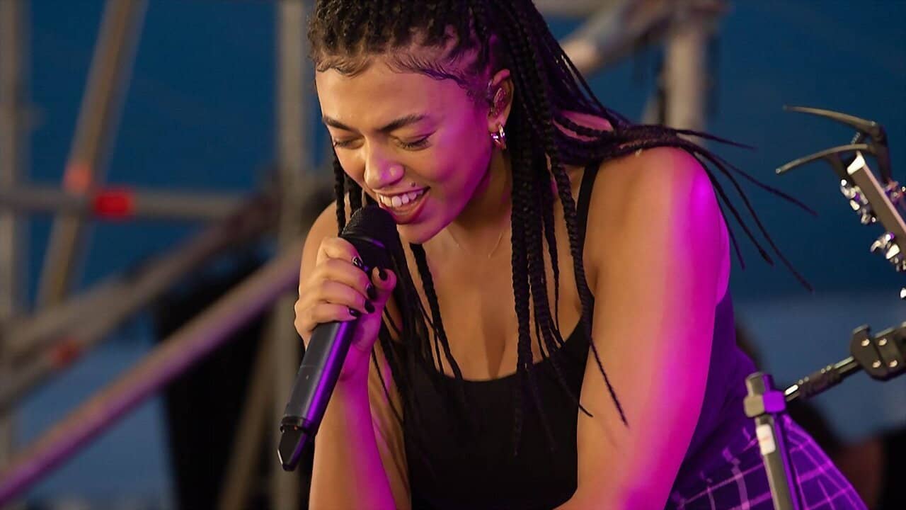 Mahalia! backdrop