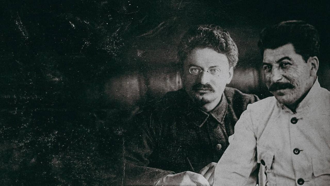 Staline–Trotski, le Tsar et le Prophète backdrop